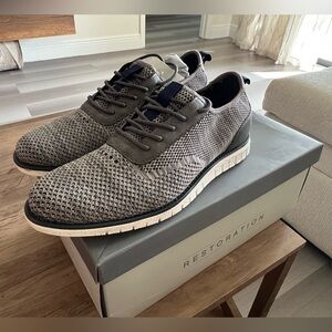 Gray Knit Sneakers with Modern Design and Cushioning